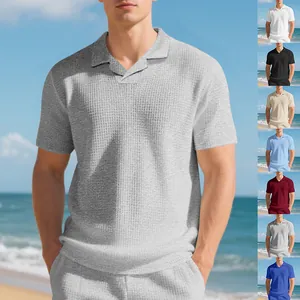 Vue détaillée du polo pour homme en maille gaufrée dans divers coloris de plage.