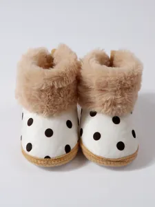 Vorderansicht weicher warmer Baby-Schneestiefel mit weißem Punktmuster und Plüschfutter.