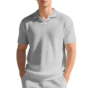Détail du polo gris en maille gaufrée pour hommes avec col camp stylé