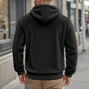 Rückenansicht eines schwarzen, dick gefütterten Fleece-Kapuzenpullovers für Herren