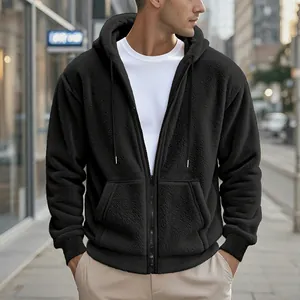 Vorderansicht eines schwarzen Sherpa-Fleece-Kapuzenpullovers für Herren in der Stadt.