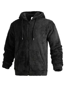 Detailansicht der schwarzen, dicken, doppelseitigen Fleece-Kapuzenjacke mit Reißverschluss