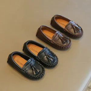 Klassische Kinder-Slipper mit Quasten aus Leder in Schwarz und Braun mit Krokodilmuster
