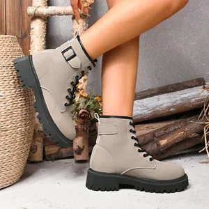 Vista dettagliata di stivaletti stringati beige stile British con spessa suola nera