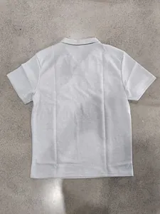Détail de la vue arrière d'un polo à manches courtes gris clair pour homme en nid d'abeille
