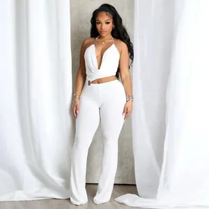 Sexy weißer Jumpsuit mit Neckholder, Ring-Detail und ausgestellter Hose für Damen