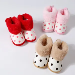 Warme Winter-Babyschuhe mit weicher Sohle, süßem Punktemuster und Plüschbesatz.