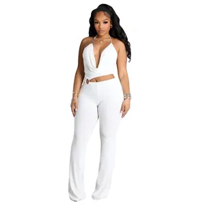 Sexuer weißer Neckholder-Jumpsuit mit Taillenausschnitt und kreisförmigem Ringdetail