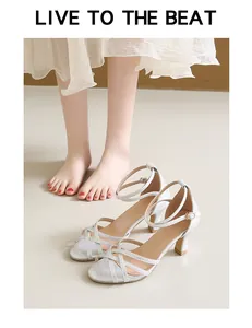 Elegante silberne Riemchen-Sandaletten mit hohem Absatz und Schnallenverschluss.