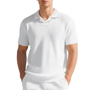 Vue détaillée d'un polo gaufré blanc pour hommes avec coupe décontractée et col ouvert chic