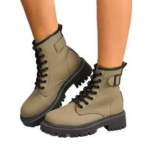 Stivaletti combat platform verde oliva da donna con suola spessa e fibbia laterale.