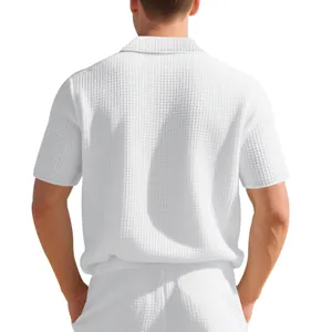 Vue arrière du polo blanc en maille gaufrée pour homme avec une coupe décontractée