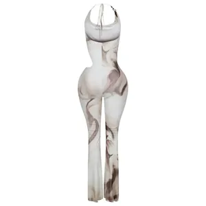 Detaillierte Rückansicht eines sexy Neckholder-Jumpsuits mit braunem Marmordruck