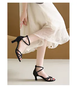 Detailansicht der schwarzen Riemchen-High-Heel-Sandalen mit verstellbarem Riemen