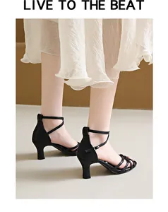 Detaillierte Seitenansicht schwarzer Peeptoe-High-Heel-Sandalen mit Kreuzriemen