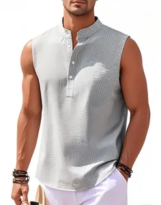 Détail d'une chemise henley sans manches à rayures pour homme, idéale pour l'été décontracté