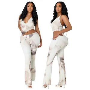 Detailansicht eines sexy Jumpsuits mit Marmordruck, Neckholder und Cut-Outs