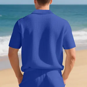 Vue arrière du polo bleu en maille gaufrée pour homme montrant sa coupe décontractée