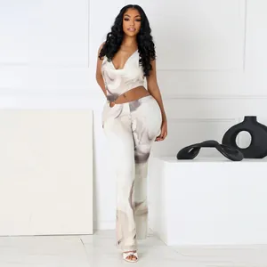 Detailaufnahme eines sexy Jumpsuits mit Marmordruck, Neckholder und Cut-out-Taille