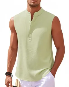 Détail d'un gilet décontracté sans manches pour hommes avec tissu côtelé et col montant.