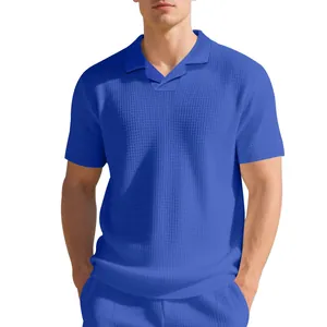 Vue détaillée de la texture gaufrée bleue d'un polo décontracté à manches courtes pour homme