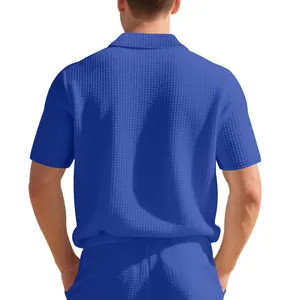 Vue arrière détaillée d'un polo bleu pour homme en maille gaufrée avec coupe relax