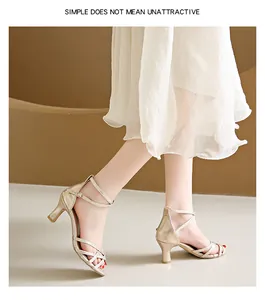 Detailansicht eleganter goldener Sandaletten mit dünnen Riemchen und Knöchelschnalle.