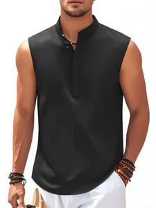 Gros plan sur un polo sans manches noir pour homme avec col officier et boutons.