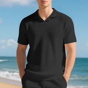 Détail du tissu en maille gaufrée noire sur un polo d'été décontracté pour hommes avec col camp