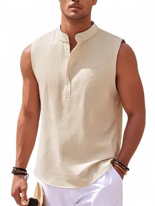 Détail du haut henley sans manches beige texturé pour homme au style décontracté