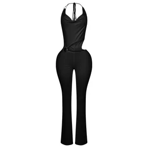 Sexy schwarzer Neckholder-Jumpsuit mit Taillenausschnitt, Ring-Detail und Schlaghose