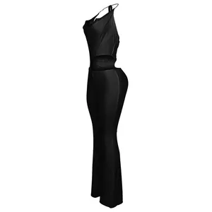 Seitenansicht eines sexy schwarzen Jumpsuits mit Ausschnitt und weitem Beinschnitt