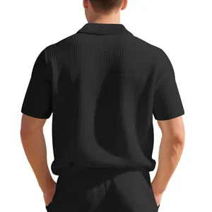 Détail de la vue arrière d'un polo à manches courtes en maille gaufrée pour hommes.