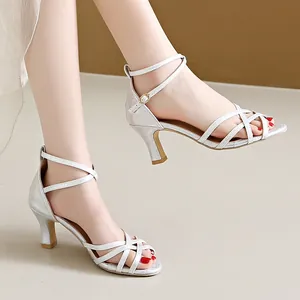 Elegante silberne Glitzer-Riemchensandalen für Damen mit modernem römischem Stildesign