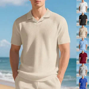 Polo d'été pour hommes en maille gaufrée beige avec plusieurs options de couleurs sur la plage
