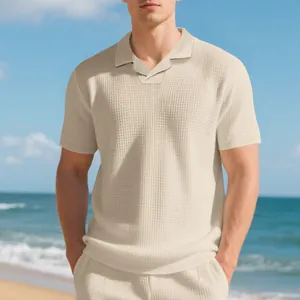 Vue détaillée d'un polo d'été pour hommes en maille gaufrée avec un col décontracté épuré