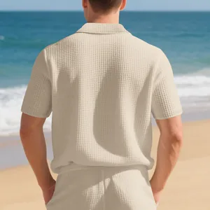 Ensemble polo et short en maille gaufrée pour homme, vue arrière sur la plage