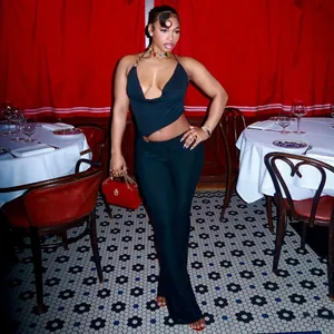 Sexy schwarzer Neckholder-Jumpsuit mit Cut-outs und Metallring-Detail in Slim-Fit