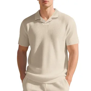 Vue détaillée d'un polo beige en maille gaufrée avec un col à revers fendu très élégant