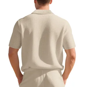 Vue détaillée du dos d'un polo en maille gaufrée beige à manches courtes pour hommes