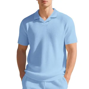 Polo en maille gaufrée bleu clair pour homme avec short assorti, coupe décontractée.