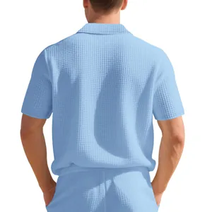 Vue arrière d'une chemise à manches courtes en maille gaufrée bleu clair pour homme