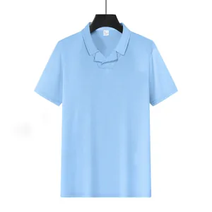 Gros plan du polo pour homme bleu clair en maille gaufrée avec col Burke