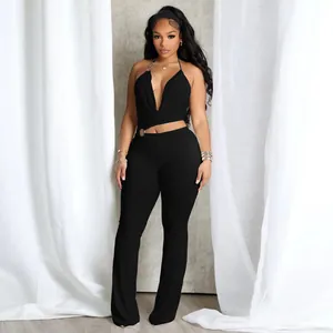 Schwarzer Neckholder-Jumpsuit mit Cut-outs, Ring-Details und ausgestelltem Bein