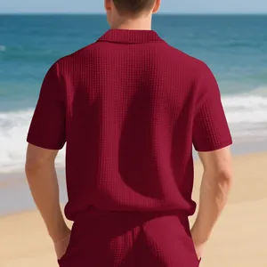 Vue arrière détaillée d'un polo pour hommes en tricot gaufré bordeaux montrant la texture