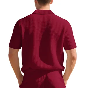 Vue arrière d'un ensemble de polo et short pour hommes en maille gaufrée couleur bordeaux.