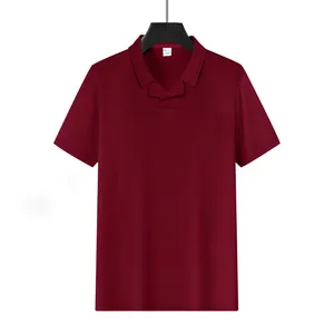 Vue détaillée en gros plan d'un polo bordeaux pour homme avec une texture gaufrée