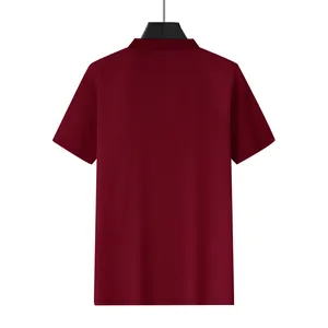 Vue arrière détaillée d'un polo pour homme en maille gaufrée bordeaux texturée