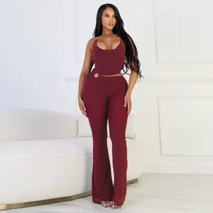 Sexy weinroter Neckholder-Jumpsuit mit Seitenausschnitt und weitem Bein in Detailansicht
