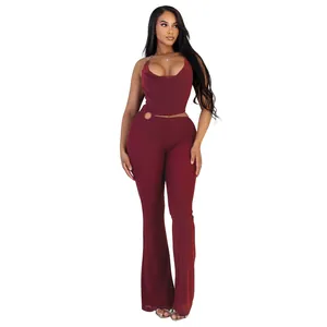 Eleganter weinroter Neckholder-Jumpsuit mit schickem Taillenausschnitt und Ring-Detail